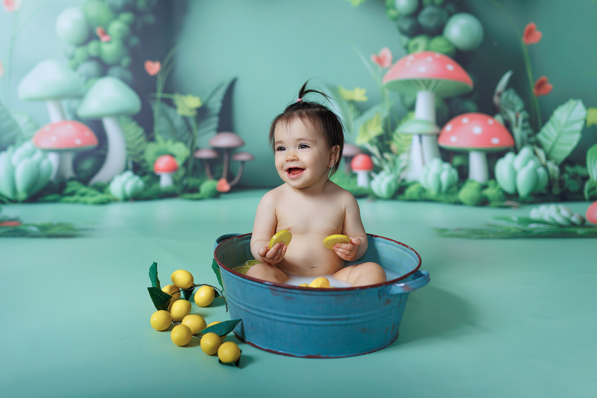 Fotografie bebelusi baie in lapte